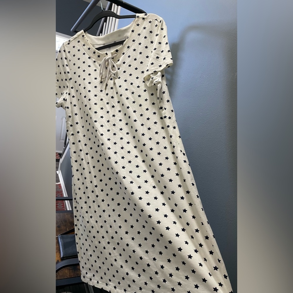 Simple dress, casual or sporty. Comfortable. White & Black